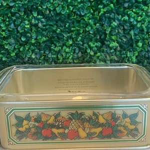 vintage pyrex baking dish with metal fruit caddy