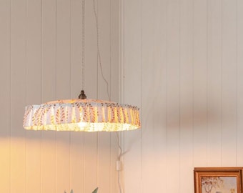 Lámpara colgante 'Lydia' hecha a mano con pliegues poco profundos (pantalla hecha por encargo).