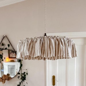 Pantalla colgante de lino con volantes hecha a mano: Raya Cotswolds