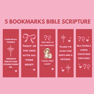 Puede incluir: Cinco marcadores rojos con texto e ilustraciones en blanco. Cada marcador presenta una escritura bíblica diferente y un lazo decorativo. Los marcadores están diseñados con un tema religioso.