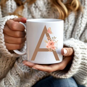 Letra floral personalizada PNG / Envoltorio de taza / Nombre personalizado / 11 oz / Diseño de flores y mariposas / Regalo de novia / Regalo para ella / Regalos de despedida de soltera