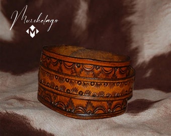 Unisex geprägte Ledermanschette,satt tan Lederarmband,geprägtes Manschettenarmband,Rock Gitarrist Geschenk Ledermanschette,handgefertigte Manschette