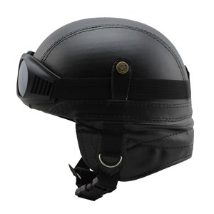 K&ouml;nnte beinhalten: Schwarzer Motorradhelm mit integrierter Brille. Der Helm hat ein gen&auml;htes Design und einen Kinnriemen mit Schnalle. Die Brille hat dunkle Gl&auml;ser. Der Helm ist f&uuml;r den Motorradgebrauch konzipiert.
