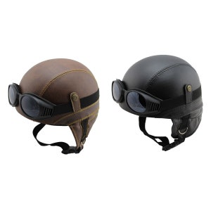 Op de afbeelding: Twee vintage motorhelmen. Eén is bruin met gele stiksels en de andere is zwart. Beide helmen hebben een zwarte bril en kinbanden voor een klassieke uitstraling.