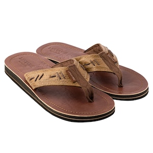 Könnte beinhalten: Ein Paar braune Leder-Flip-Flops mit einem hellbraunen Lederriemen und dem Wort "LESJARE" auf dem Riemen.