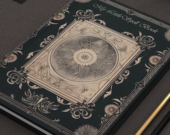 Può includere: Un diario rilegato in pelle nera con dettagli dorati e un design floreale decorativo. La copertina recita "My Little Spell Book".