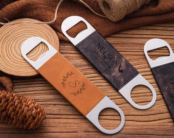 Personalisierter Flaschenöffner aus Leder, individuell gravierter Flaschenöffner, stilvolle Trauzeugen Geschenke, perfektes Hochzeitsandenken, Geschenk für Trauzeuge / Vater