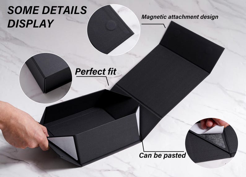 K&ouml;nnte beinhalten: Eine schwarze Faltbox mit magnetischem Verschluss. Die Box ist ge&ouml;ffnet und gibt den Blick ins Innere frei. Der Text "SOME DETAILS DISPLAY" ist oben links zu sehen, und "Perfect fit" steht auf der Seite der Box.
