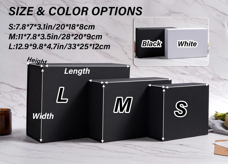 K&ouml;nnte beinhalten: Drei schwarze Geschenkboxen in verschiedenen Gr&ouml;&szlig;en, beschriftet mit S, M und L, mit Abmessungen in Zoll und Zentimetern. Das Bild zeigt auch eine schwarze und eine wei&szlig;e Box. Der Text oben lautet "SIZE & COLOR OPTIONS."