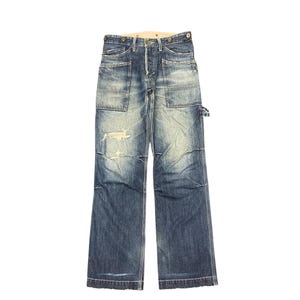 Puede incluir: Pantalones de trabajo vaqueros azules descoloridos con m&uacute;ltiples bolsillos y detalles desgastados. Los vaqueros de estilo vintage tienen bragueta con botones y un corte relajado. Los pantalones tienen un lavado claro con desgaste visible, d&aacute;ndoles un aspecto usado.