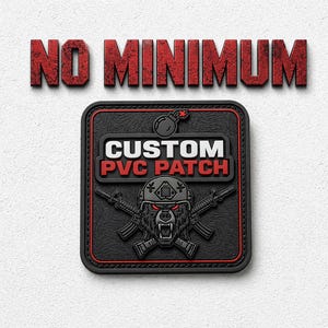Puede incluir: Un parche de PVC negro con borde rojo, con el texto "CUSTOM PVC PATCH" y un oso con casco con rifles cruzados. El parche también incluye las palabras "NO MINIMUM" en letras rojas texturizadas.