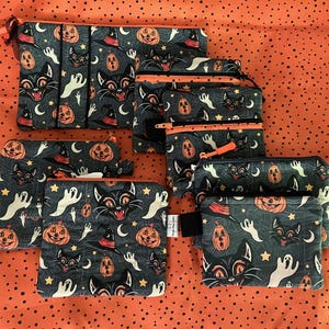 Estuche con cremallera con diseño retro de gatos negros, fantasmas espeluznantes de Halloween, calabazas, totalmente forrado, para cosméticos, medicamentos, teléfono, monedero, auriculares, tarjeta de regalo, moneda de regalo.