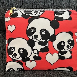Estuche con cremallera y diseño de corazones y osos panda, estuche pequeño totalmente forrado para dispositivos electrónicos, estuche para lector electrónico, monedero, herrajes dorados