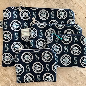 Estuche con cremallera de béisbol de los Seattle Mariners, totalmente forrado, con dije de béisbol con cremallera, para cosméticos, tecnología pequeña, lectores Kindle, bolso, bolsa de regalo, medicamentos.