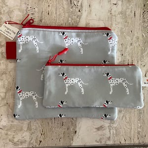 Estuche con cremallera para perros dálmatas, color rojo, para cosméticos, teléfono, iPad, tecnología, monedero, lector Kindle, estuche para gafas, estuche para lápices, pinceles.