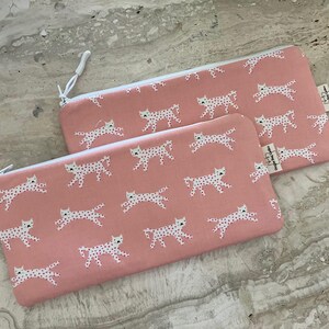 Estuche con cremallera de tela de la Sociedad Estrella Rubí con diseño de leopardos de las nieves, para cosméticos, bolígrafos, lápices, medicamentos, monedero, bolsa pequeña de regalo para tecnología, estuche para gafas forrado.