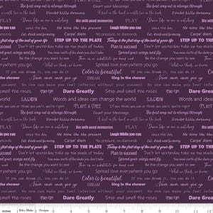 Puede incluir: Una tela morada oscura con texto blanco que presenta citas y frases inspiradoras. Las palabras están dispuestas en un patrón repetitivo, creando un diseño visualmente atractivo. La tela mide aproximadamente 30 cm de ancho.