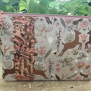 Estuche con cremallera, diseño de ciervo, color rosa melocotón, totalmente forrado, pequeño bolso de regalo para tecnología, cosméticos, medicamentos, lector Kindle, escena forestal, AGF, hojas susurrantes