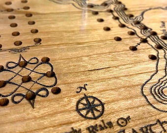 Mapa de un reino de fantasía épica – Tablero de cribbage grabado (Edición de aventuras)
