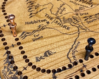 Epische Reise Adventure Map - Cribbage Board mit gravierter Oberfläche und Metallstiften