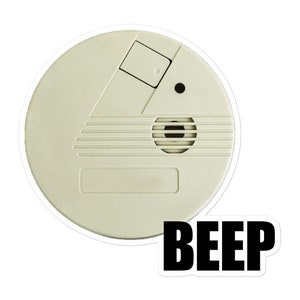 Puede incluir: Un detector de humo blanco con un botón negro y una rejilla de altavoz negra. El texto "BEEP" está escrito en negro debajo del detector de humo.