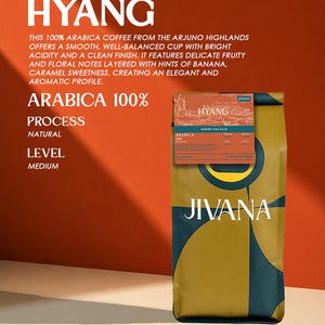 Op de afbeelding: Een rechthoekige zak Jivana Hyang 100% Arabica koffie met een geometrisch patroon in donker olijfgroen en goud. De tekst op het etiket luidt HYANG, ARABICA 100%, PROCESS NATURAL, LEVEL MEDIUM en beschrijft fruitige en bloemige tonen.