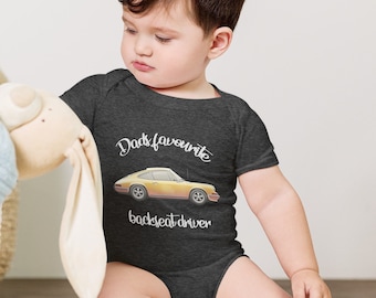 Il conducente preferito di papà sul sedile posteriore. Porsche a maniche corte