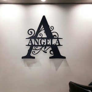 Placa com nome de metal com monograma personalizado - presente de decoração para casa
