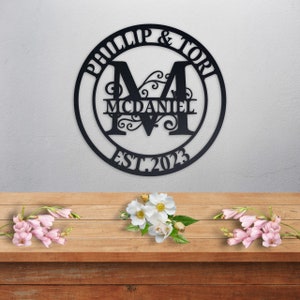 Sinal de nome de metal personalizado, presente de casamento para casal, sinal de nome de família personalizado, cabide de porta inicial de metal, presente de inauguração