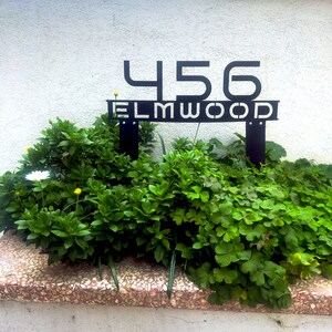 Op maat gemaakt metalen adresbord met pinnen – gepersonaliseerde straatnaamplaat