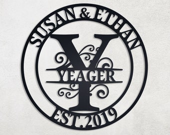 Peut inclure: Cercle en métal noir avec les noms Susan & Ethan et le nom de famille Yeager, avec l'initiale Y en grande police et une fioriture décorative. Le texte "Est. 2019" est en bas du cercle.