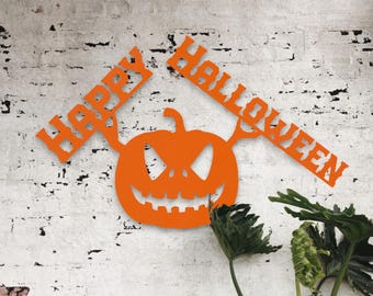 Puede incluir: Corte naranja de una calabaza con una cara de miedo y las palabras "Happy Halloween" a cada lado.