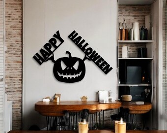 Puede incluir: Decoración de pared de metal negro con una calabaza con una cara de miedo y las palabras "Happy Halloween" a cada lado.