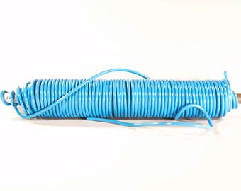 Fil Scoubidou ou corde PVC. Bleu ciel, 40 mètres. Fil fabriqué en France, plein, teinté masse. Diamètre 5mm, résistant aux UVs. Sans PBA.