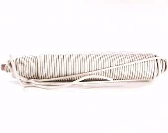 Fil Scoubidou ou corde PVC. Gris silex, 40 mètres. Fil fabriqué en France, plein, teinté masse. Diamètre 5mm, résistant aux UVs. Sans PBA.