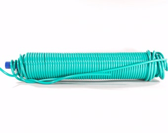 Fil Scoubidou ou corde PVC. Turquoise, 40 mètres. Fil fabriqué en France, plein, teinté masse. Diamètre 5mm, résistant aux UVs. Sans PBA.