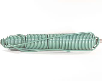 Filo Scoubidou o corda in PVC. Verde salvia, 40 metri. Filo prodotto in Francia, solido, tinto in massa. Diametro 5 mm, resistente ai raggi UV. Senza PBA.