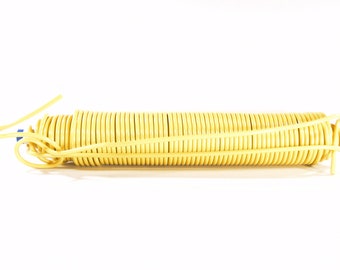 Fil Scoubidou ou corde PVC. Jaune Moutarde, 40 mètres. Fil fabriqué en France, plein, teinté masse. Diamètre 5mm, résistant aux UVs.