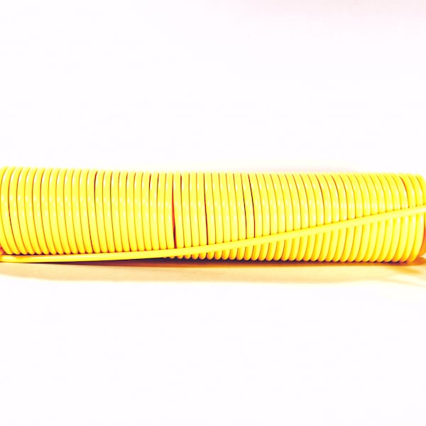 Fil Scoubidou ou corde PVC. Jaune, 40 mètres. Fil fabriqué en France, plein, teinté masse. Diamètre 5mm, résistant aux UVs. Sans PBA.