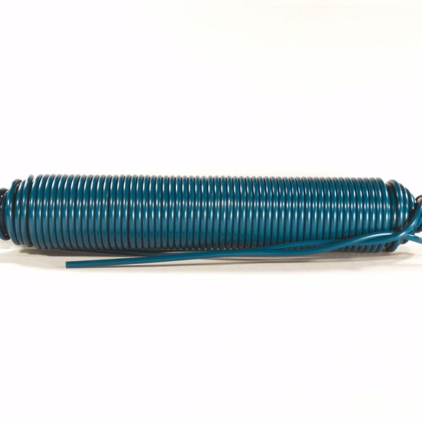 Fil Scoubidou ou corde PVC. Bleu canard, 40 mètres. Fil fabriqué en France, plein, teinté masse. Diamètre 5mm, résistant aux UVs. Sans PBA.