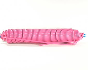 Fil Scoubidou ou corde PVC. Fuchsia, 40 mètres. Fil fabriqué en France, plein, teinté masse. Diamètre 5mm, résistant aux UVs. Sans PBA.