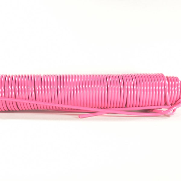 Fil Scoubidou ou corde PVC. Fuchsia, 40 mètres. Fil fabriqué en France, plein, teinté masse. Diamètre 5mm, résistant aux UVs. Sans PBA.