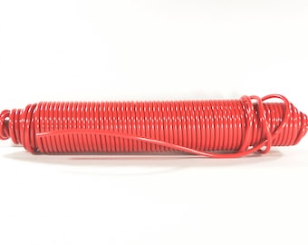 Fil Scoubidou ou corde PVC. Rouge, 40 mètres. Fil fabriqué en France, plein, teinté masse. Diamètre 5mm, résistant aux UVs. Sans PBA.