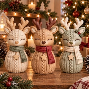 Peut inclure: Trois figurines de rennes décoratives avec des motifs en tricot torsadé texturé. Chaque cerf possède une écharpe, une breloque étoile en bois et des bois. Le renne de gauche est crème avec une écharpe verte, celui du centre est beige avec une écharpe rouge, et celui de droite est vert sauge avec une écharpe crème.