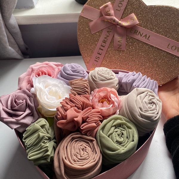Glamour-schicke Herz-Hijab-Geschenkbox – personalisiert nach Ihren Wünschen, Chiffon und Jersey erhältlich, perfektes Geschenk für Geburtstag, Hijab-Jubiläum