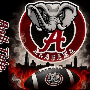 Könnte beinhalten: Digitalillustration mit dem Logo der Alabama Crimson Tide. Es zeigt einen grauen Elefantenkopf, ein rot-weißes rundes Emblem und einen Football. Die Worte "Roll Tide" stehen links, mit einer Stadtlandschaft und Flammen im Hintergrund.