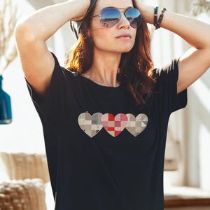 TShirt faux patchwork Heart Trio, Tshirt casual Saint-Valentin couleurs pastel, unisexe 100% coton, taille XS au 3XL, cadeau pour Valentine