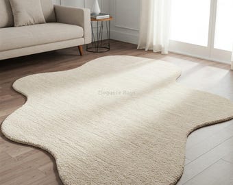 Unregelmäßig geformter Teppich, handgetufteter Wollteppich, organisch-modernes Dekor, einfarbiger cremefarbener Wolkenteppich, minimalistischer Wabi-Sabi-Wellenteppich