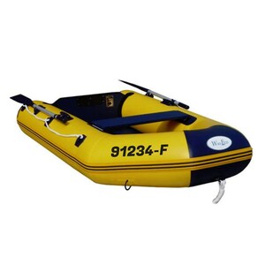 Könnte beinhalten: Ein gelbes Schlauchboot mit einem schwarzen und blauen Streifen, zwei Rudern und der Nummer 91234-F auf der Seite. Das Boot hat ein Wave Eco Logo auf der Seite.