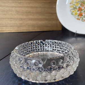 Posacenere vintage della metà del secolo - Vetro trasparente con piatto dal design hobnail - posacenere in vetro vintage rotondo da 5 pollici - MCM in vetro pressato degli anni &#39;60